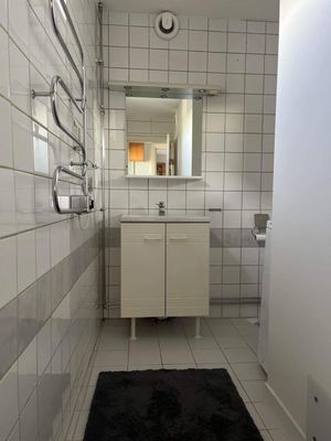 Toalett på nedanvåningen i huset, separat duschrum brevid
