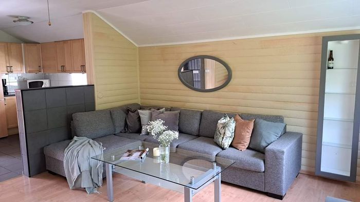 Bild 3 på Stuga i naturskön bokskog med pool och nära kust