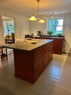 Mysig Ölandsgård på lugn radbygata - Bild 7