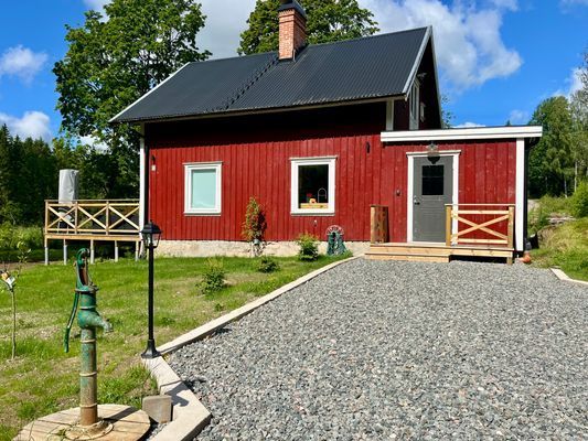Hyr denna stuga i Färgelanda på 110 m². 6-8 sängplatser. 4 000 - 7 000 kr per vecka. Se bilder och tillgänglighet här.