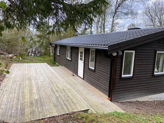 Hyr denna stuga i Gnesta på 53 m². 5-6 sängplatser. 6 000 - 8 000 kr per vecka. Se bilder och tillgänglighet här.