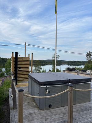 Hyr denna stuga i Arvika på 47 m². 4-6 sängplatser. 1 400 - 1 600 kr per dag. Se bilder och tillgänglighet här.