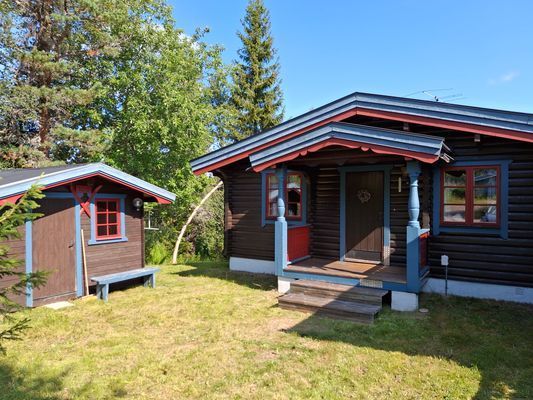 Hyr denna stuga i  på 100 m². 8 sängplatser. 3 600 - 4 900 kr per vecka. Se bilder och tillgänglighet här.