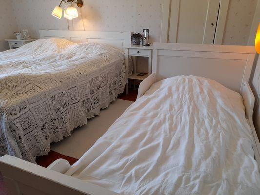 Stuga med härligt läge omgärdad av skog nära badsj - Bild 11