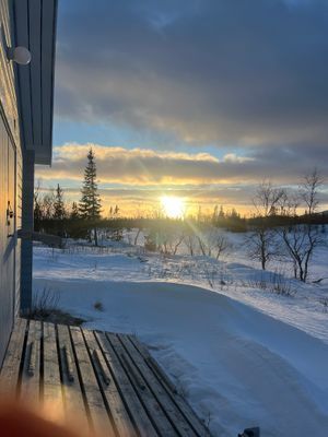 Stuga med fjäll- och sjöutsikt, bastu, och kamin - Bild 40