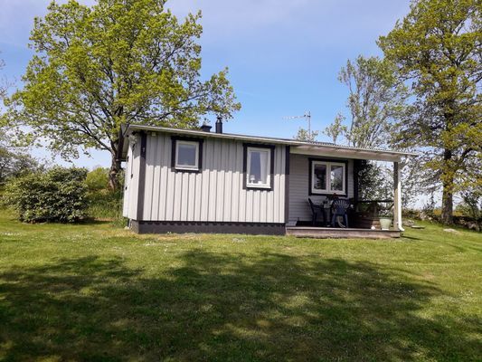 Hyr denna stuga i  på 45 m². 2-3 sängplatser. Från 4 000 kr per vecka. Se bilder och tillgänglighet här.