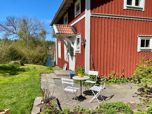 Hyr denna stuga i Älmsta på 80 m². 4-5 sängplatser. 7 500 - 8 500 kr per vecka. Se bilder och tillgänglighet här.