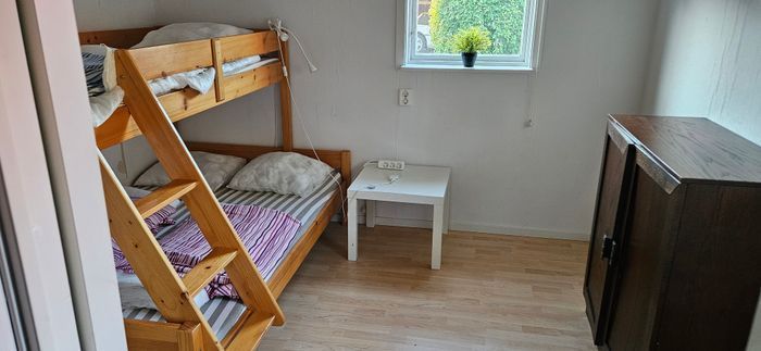 Hyr denna stuga i Borgholm på 40 m². 6-8 sängplatser. Från 5 000 kr per vecka. Se bilder och tillgänglighet här.
