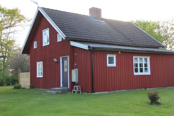 Röd stuga på landet