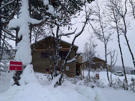 Södergrensbacken och Mittåkläppspåret alldeles bakom husknuten.