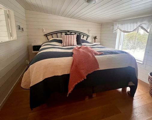 Master bedroom med dubbelsäng och lugnt läge.