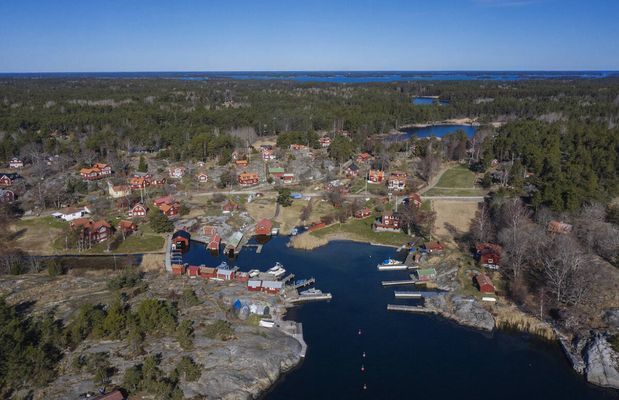 Ramsmora, med hamnen. Sjöarna längre upp. Kvarnen ligger 100-200 m fr hamnen.