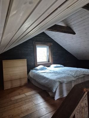 Hyr denna stuga i  på 60 m². 3-4 sängplatser. 7 500 - 8 000 kr per vecka. Se bilder och tillgänglighet här.