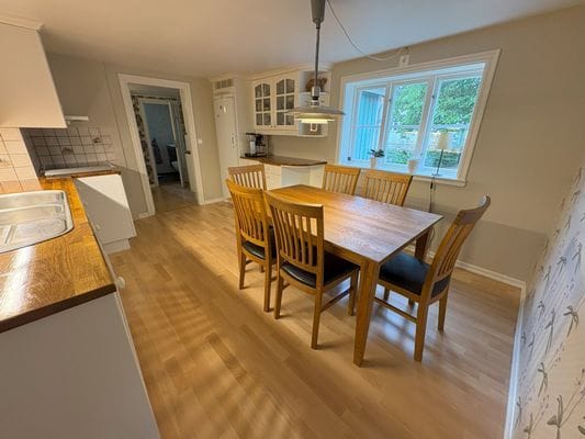 Hyr denna stuga i Karlskrona på 140 m². 6-8 sängplatser. Från 5 000 kr per vecka. Se bilder och tillgänglighet här.