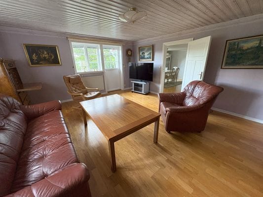 Charmigt hus på lantlig gård nära sjö och natur