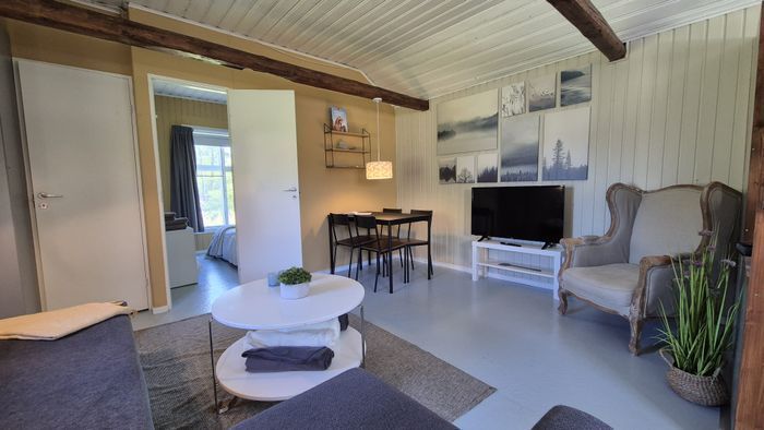 stuga med privat terrass 50m från bushållplats - Bild 8
