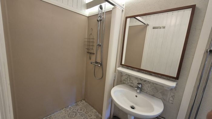Hyr denna stuga i  på 40 m². 1-2 sängplatser. Från 5 000 kr per vecka. Se bilder och tillgänglighet här.