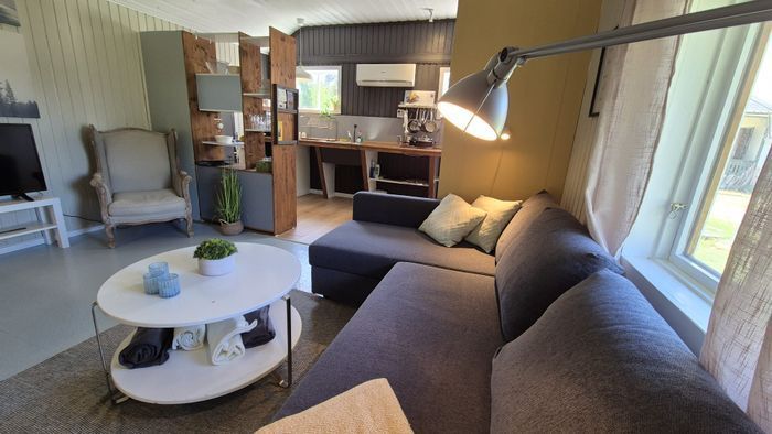 stuga med privat terrass 50m från bushållplats - Bild 6