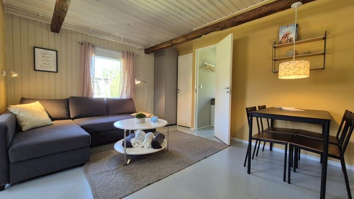 Bild 3 på stuga med privat terrass 50m från bushållplats