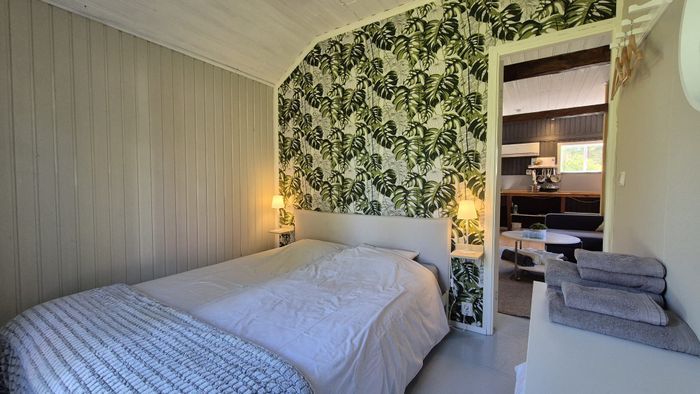 stuga med privat terrass 50m från bushållplats - Bild 7