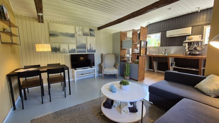 stuga med privat terrass 50m från bushållplats