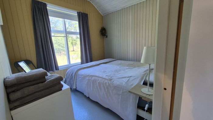 stuga med privat terrass 50m från bushållplats - Bild 9