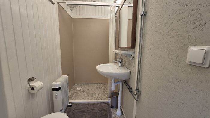 stuga med privat terrass 50m från bushållplats - Bild 11