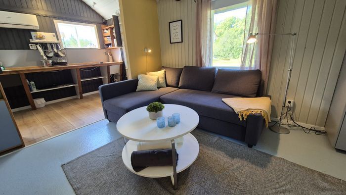 stuga med privat terrass 50m från bushållplats - Bild 13
