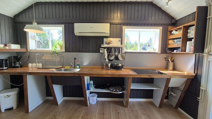 stuga med privat terrass 50m från bushållplats - Bild 10