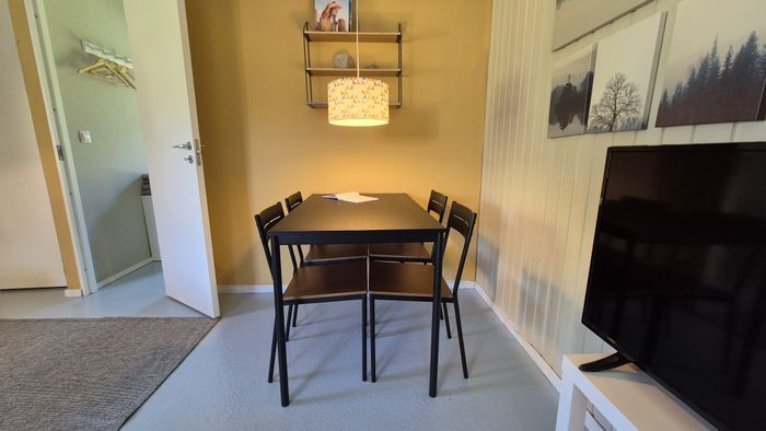 stuga med privat terrass 50m från bushållplats - Bild 12
