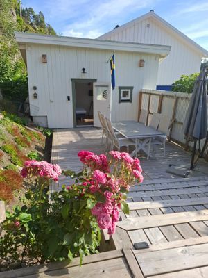 Hyr denna stuga i  på 75 m². 5 sängplatser. Från 10 000 kr per vecka. Se bilder och tillgänglighet här.