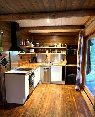 Semesterhus i avskilt läge med motorbåt badtunna - Bild 7