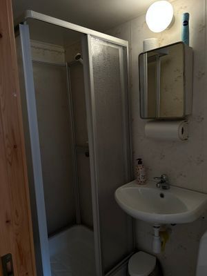 Badrum med wc och dusch