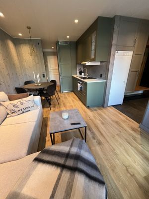 Hyr denna stuga i Klövsjö på 33 m². 4 sängplatser. 5 000 - 8 000 kr per vecka. Se bilder och tillgänglighet här.