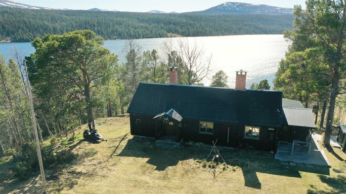 Unik stuga med sjö och fjällutsikt där båt ingår