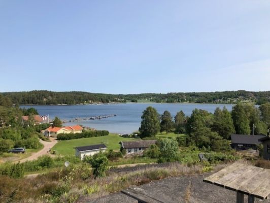 Hyr denna stuga i Bokenäs på 90 m². 6 sängplatser. 8 500 - 11 000 kr per vecka. Se bilder och tillgänglighet här.