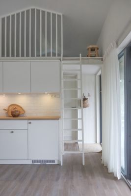 Arbetsyta och stege till sovloftet