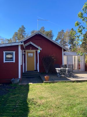 Hyr denna stuga i Öland på 48 m². 5-6 sängplatser. 4 500 - 8 200 kr per vecka. Se bilder och tillgänglighet här.