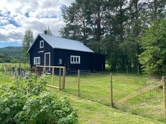Hyr denna stuga i Hammarstrand på 60 m². 2-3 sängplatser. Från 1 350 kr per dag. Se bilder och tillgänglighet här.