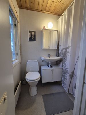 Enkel skärgårdsstuga med sjötomt och egen brygga. - Bild 10