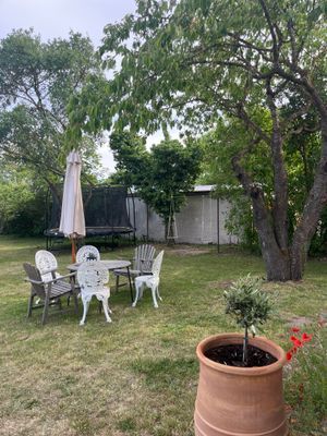 Charmigt stenhus nära muren