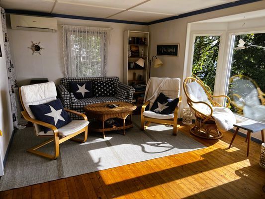 Enkel skärgårdsstuga med sjötomt och egen brygga. - Bild 7