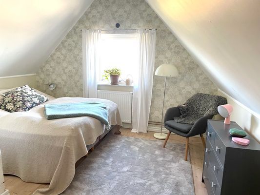 Varsamt renoverad tegellänga i liten kyrkby - Bild 17