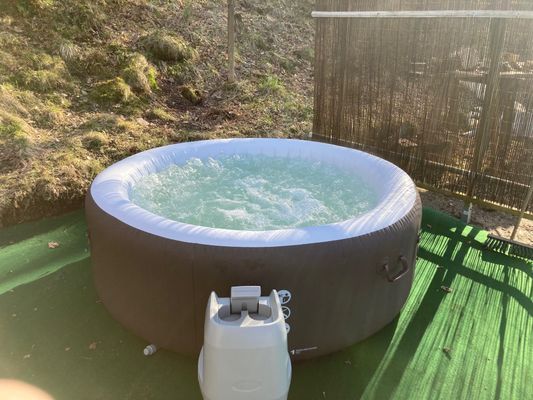 Stuga med vedeldad bastu och Jacuzzi