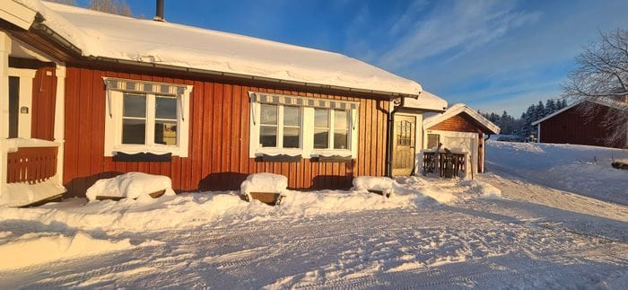 Hyr denna stuga i  på 129 m². 10 sängplatser. Från 18 000 kr per vecka. Se bilder och tillgänglighet här.
