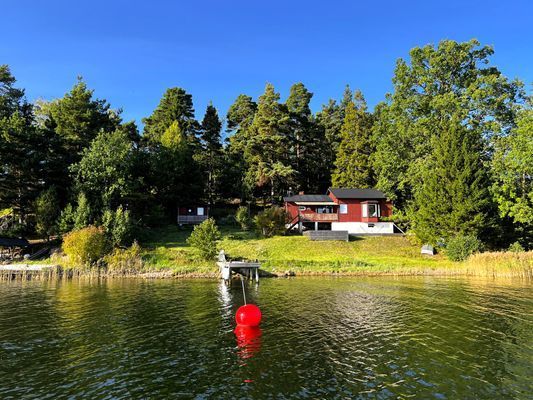 Enkel skärgårdsstuga med sjötomt och egen brygga.