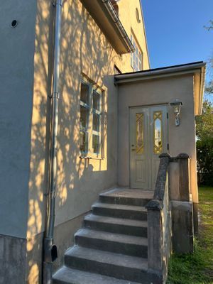 Hyr denna stuga i Visby på 100 m². 4-5 sängplatser. 18 000 - 25 000 kr per vecka. Se bilder och tillgänglighet här.