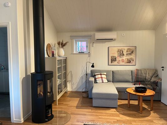 Bild 4 på Stuga i parkmiljö med utsikt över sjö