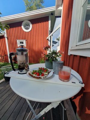 Uteplats m morgonsol