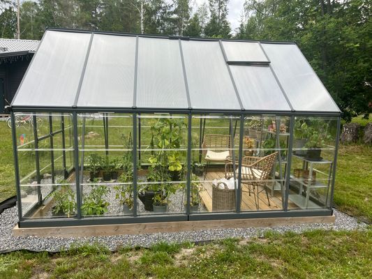 Modern, havsnära sommaroas på idylliska Dalarö